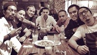 Gantengnya Didi, saat makan malem sekaligus reunian bersama grup band Element. Semuanya masih terlihat akrab. Foto: Instagram @didiriyadi_official