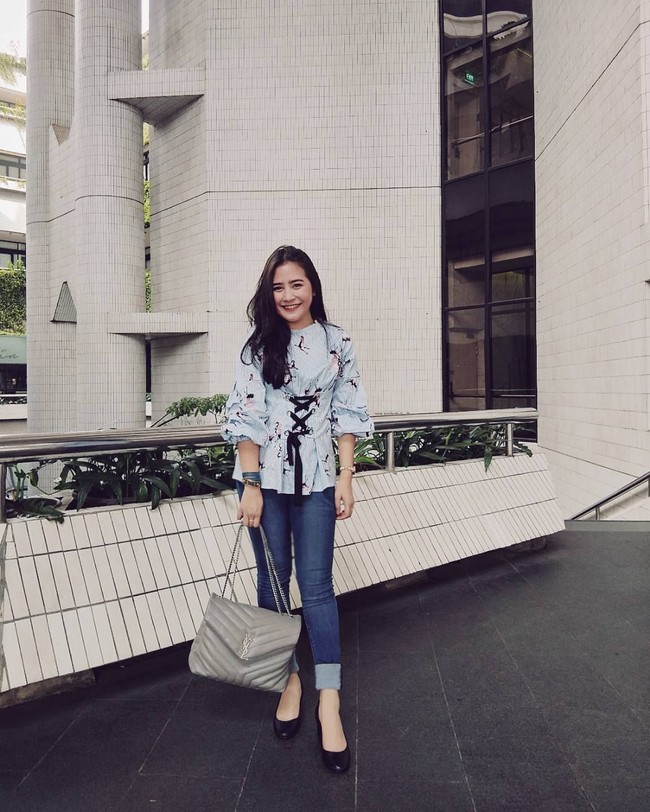 Tampil cantik dengan atasan biru dan celana denim, Prilly Latuconsina melengkapi gayanya agar lebih stylish dengan tas YSL (Yves Saint Laurent) seri Loulou Monogram Chain seharga US$ 2.785 atau sekitar Rp 38,7 juta. Foto: Instagram/prillylatuconsina96