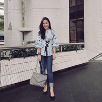 Tampil cantik dengan atasan biru dan celana denim, Prilly Latuconsina melengkapi gayanya agar lebih stylish dengan tas YSL (Yves Saint Laurent) seri Loulou Monogram Chain seharga US$ 2.785 atau sekitar Rp 38,7 juta. Foto: Instagram/prillylatuconsina96