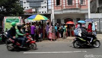 Komunitas ini membagi-bagikan nasi bungkus kepada kaum duafa sebanyak 100-170 nasi bungkus.