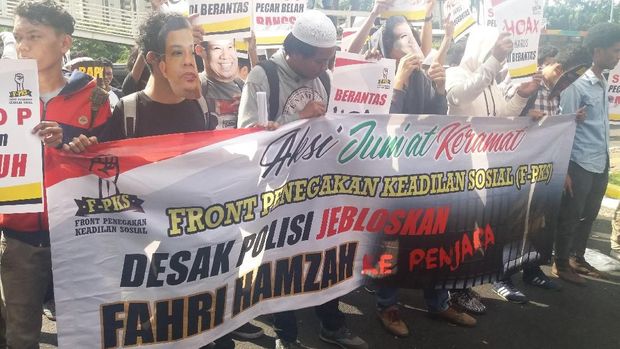 Massa Unjuk Rasa di Polda Metro Minta Kejelasan Kasus Fahri-Fadli