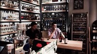 Wine rupanya jadi minuman yang paling digemari Didi. Bahkan ia kerap mencicip wine di berbagai kafe dan tempat. Foto: Instagram @didiriyadi_official