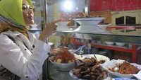 Saya mah baru nyadar ihh.. ternyata Indonesia lebih duluan pake teknologi touchscreen di warung2 makannya di bandingkan negara2 lain, tulis Cinta pada keterangan foto saat ia menunjuk sebuah sajian di warteg. Foto: Instagram @ataliapr