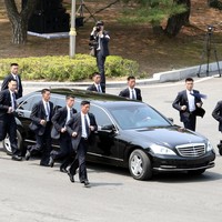 Ini mobil Kim Jong-Un ke arah  utara, dikelilingi bodyguard necis berjas yang sambil berlari sehat, tulis @elisewho di Twitter. (Foto: Getty Images)