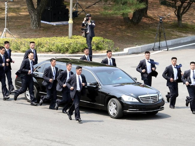 Ini mobil Kim Jong-Un ke arah  utara, dikelilingi bodyguard necis berjas yang sambil berlari sehat, tulis @elisewho di Twitter. (Foto: Getty Images)