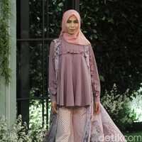 Koleksi Lebaran 2018 dari label hijab Mandjha Ivan Gunawan yang dipamerkan dalam fashion show di Suasana Restaurant, Aston Kuningan, Rabu, [25/4/2018]. [Foto: Mohammad Abduh/Wolipop]