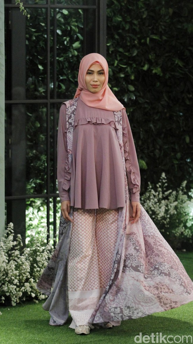 Koleksi Lebaran 2018 dari label hijab Mandjha Ivan Gunawan yang dipamerkan dalam fashion show di Suasana Restaurant, Aston Kuningan, Rabu, [25/4/2018]. [Foto: Mohammad Abduh/Wolipop]