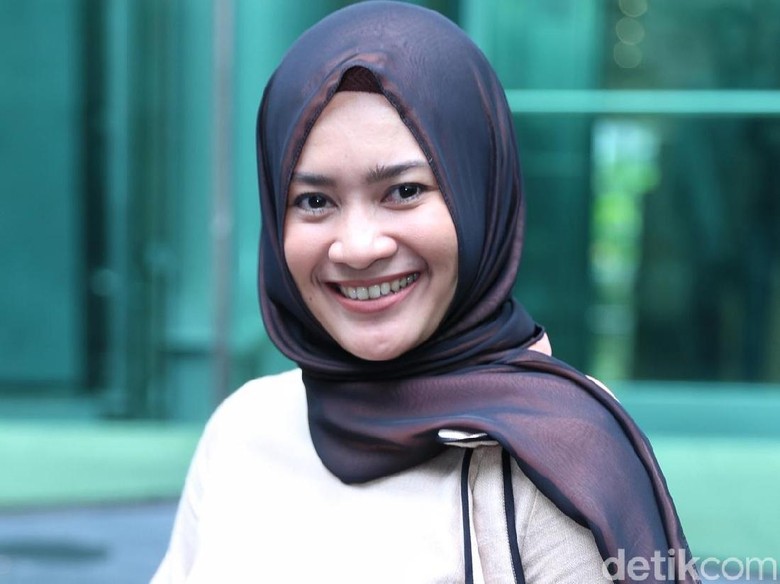 Kini Berhijab, Ikke Nurjanah Yakin Tak Kehilangan Rezeki Kini Berhijab, Ikke Nurjanah Yakin Tak Kehilangan Rezeki