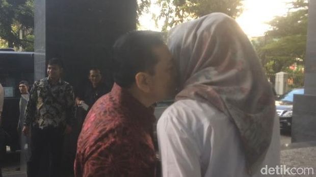 Cie... Novanto Malu-malu Cium Sang Istri 
