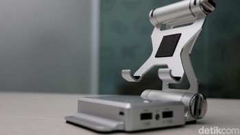 Di sini lah tempat meletakkan smartphone ketika bermain. Tinggi docking bisa diatur sesuka hati dengan memutar sekrup. Berbeda dengan tongsis, docking di GameSir X1 tidak menjepit smartphone. Foto: Muhammad Ridho/Teks: Muhammad Alif Goenawan.