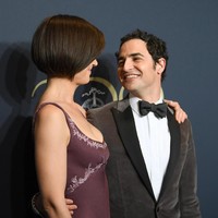 Katie Holmes menebar pesonanya dengan gaun panjang lavender yang siluetnya mengikuti lekuk tubuhnya. (Foto: Getty Images)