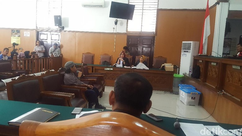 Terdakwa Teroris Bom Thamrin Sebut DPR Kafir Terdakwa Teroris Bom Thamrin Sebut DPR Kafir