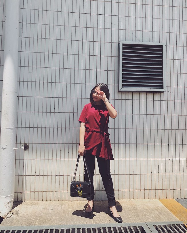 Bergaya di kampus dengan busana keluaran dari merek clothing line buatannya, Prilly memadukan atasan berwarna merah marun itu dengan tas Dior seri Diorama seharga puluhan juta rupiah. Foto: Instagram/prillylatuconsina96
