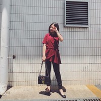 Bergaya di kampus dengan busana keluaran dari merek clothing line buatannya, Prilly memadukan atasan berwarna merah marun itu dengan tas Dior seri Diorama seharga puluhan juta rupiah. Foto: Instagram/prillylatuconsina96