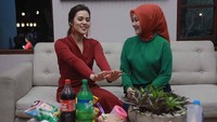 Waduh, nggak salah nih? Dua wanita bertubuh ramping ini terlihat sedang ngobrol sambil ditemani dua botol minuman bersoda dan makanan ringan. Foto: Instagram @ataliapr