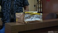 Di samping paket yang diduga berisi bom itu terdapat aksara arab yang bertuliskan Bismillahirahmanirahim. Foto: ibnu munzir