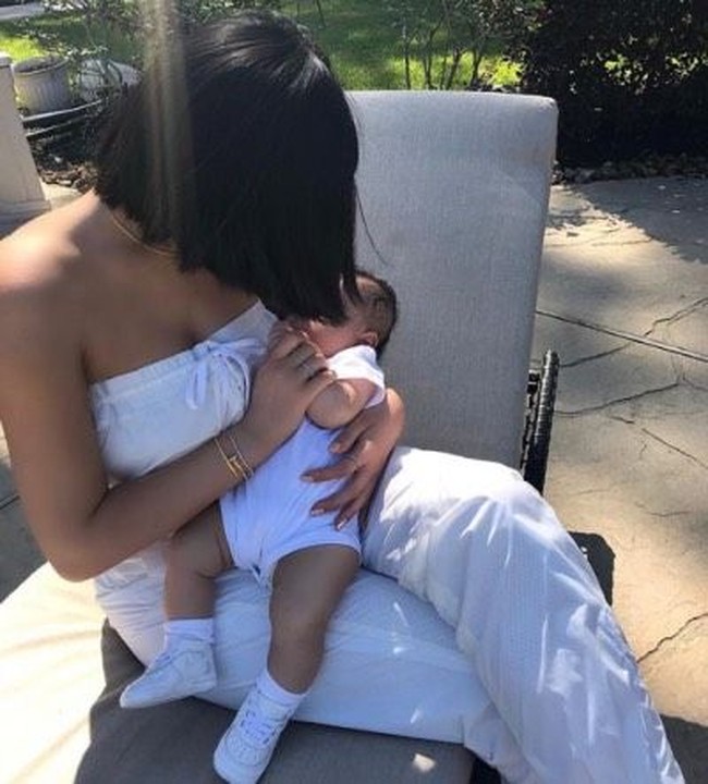 Kylie Jenner memakai busana serba putih kembaran dengan putrinya, Stormi Webster. Foto: Istimewa