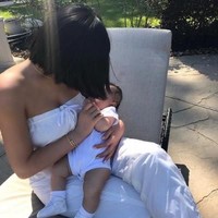 Kylie Jenner memakai busana serba putih kembaran dengan putrinya, Stormi Webster. Foto: Istimewa