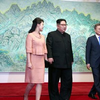 Busana dalam baluran palet pastel kerap menjadi pilihannya. Potongan yang clean menjaga gayanya tetap elegan. (Korea Summit Press Pool/Pool via Reuters)