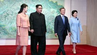 Pasangan pemimpin Korea Utara dan Presiden Korea Selatan sempat melakukan sesi foto. Ri Sol Ju tampak anggun dengan senyumnya.