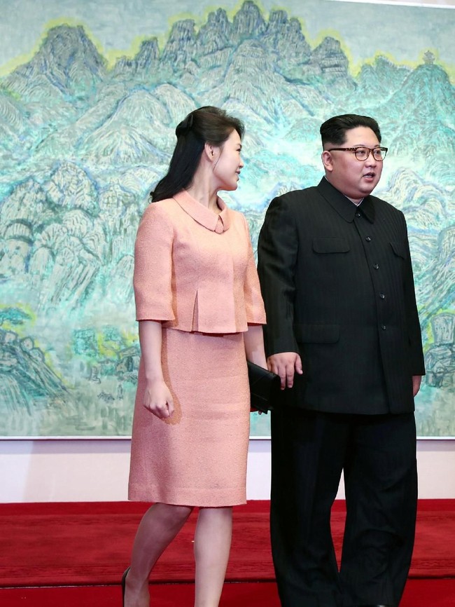 Busana dalam baluran palet pastel kerap menjadi pilihannya. Potongan yang clean menjaga gayanya tetap elegan. (Korea Summit Press Pool/Pool via Reuters)