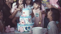 Wah, cakenya lucu dan tinggi ya. Ini kebersamaan Vino dan sang istri saat Jizzy Pearl Bastian berulang tahun.Foto: Instagram @vinogbastian