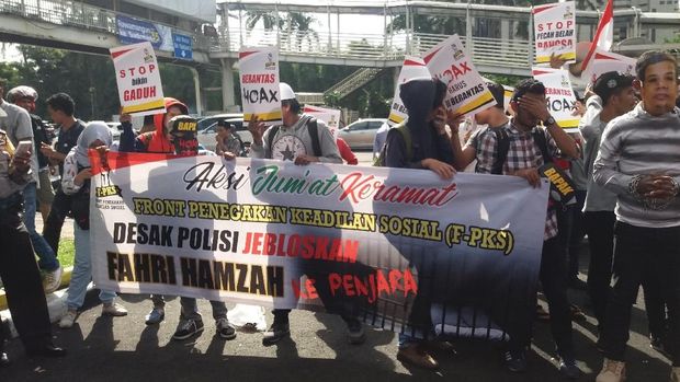 Massa Unjuk Rasa di Polda Metro Minta Kejelasan Kasus Fahri-Fadli