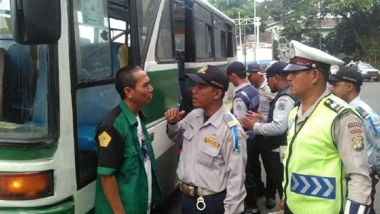 Kopaja-Metromini di Jaksel yang Ugal-ugalan Dirazia Kopaja-Metromini di Jaksel yang Ugal-ugalan Dirazia