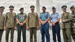 Foto: Pose Bukan Ultraman Anies-Sandi
