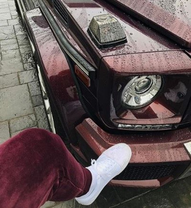 Kylie Jenner memamerkan celana olahraga berbahan suede yang warnanya mirip cat mobil. Foto: Istimewa