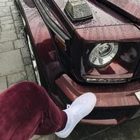 Kylie Jenner memamerkan celana olahraga berbahan suede yang warnanya mirip cat mobil. Foto: Istimewa