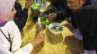 Waduh, Ibu Cinta kalau mau bilang atuh. Jangan natapin Kang Ridwan Kamil yang lagi minum dawegan gitu, dong. Ekspresinya lucu banget, ya. Foto: Instagram @ataliapr