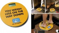 Iklan acara ilmu pengetahuan ini sangat kreatif dengan menyimpan timbangan di dalam lift dengan tulisan berat badan anda lebih ringan saat lift turun. Istimewa/Brightside.