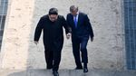 Bersejarah! Senyum Kim Jong Un-Presiden Korsel Saat Gandengan Tangan