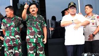 Panglima TNI memberikan penjelasan terkait daerah perbatasan.