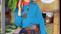 Wah begini Atalia Pararatya atau yang akrab disapa Cinta saat bergaya layaknya model iklan. Begini kira-kira atri tulisan yang ada pada foto itu,  Iyah. Gadis Majalengkah. Mau salad rasa lokal, kang? Foto: Instagram @ataliapr