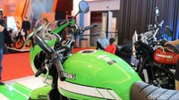 Kedua moge retro Kawasaki ini menjadi maskot PT KMI di IIMS 2018. Foto: Ruly Kurniawan