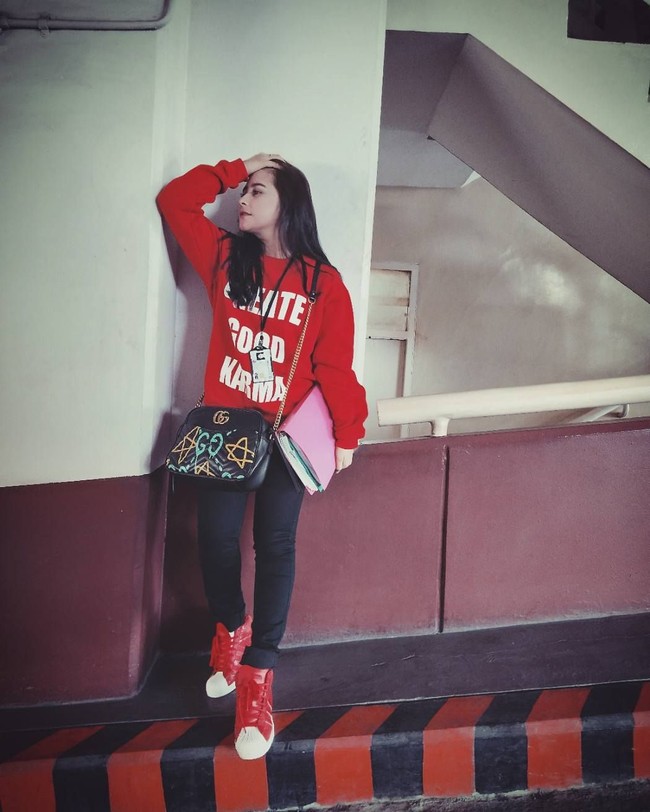 Memakai sweatshirt yang matching dengan warna sepatu, Prilly menampilkan kemewahan dalam penampilannya itu melalui tas Gucci berwarna hitam yang dibawanya. Tas Gucci yang dipakai Prilly merupakan koleksi kolaborasi dengan seniman graffiti Trouble Andrew. Harga tas yang dirilis saat fashion show autumn/winter 2016 ini adalah US$ 1.890 atau sekitar Rp 26,2 juta. Foto: Instagram/prillylatuconsina96