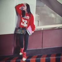 Memakai sweatshirt yang matching dengan warna sepatu, Prilly menampilkan kemewahan dalam penampilannya itu melalui tas Gucci berwarna hitam yang dibawanya. Tas Gucci yang dipakai Prilly merupakan koleksi kolaborasi dengan seniman graffiti Trouble Andrew. Harga tas yang dirilis saat fashion show autumn/winter 2016 ini adalah US$ 1.890 atau sekitar Rp 26,2 juta. Foto: Instagram/prillylatuconsina96