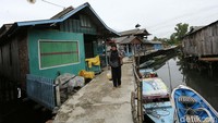 Seorang ibu melintasi di Kampung Baru Ulu, Balikpapan.