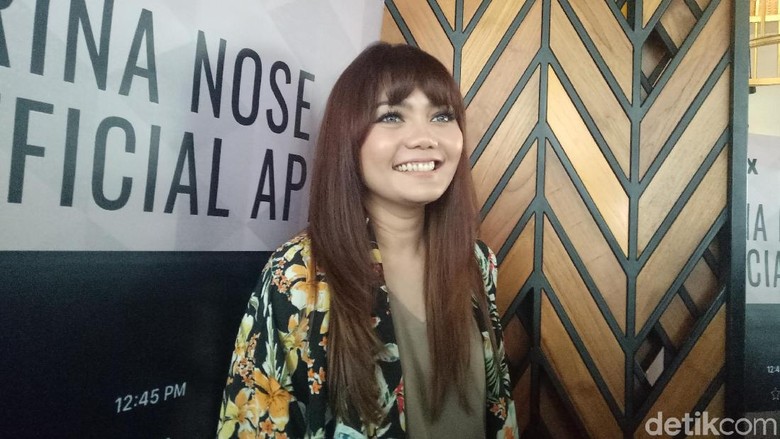 Baru Rina Nose Bahagia karena Dilamar Kekasih, Netizen Heboh Lagi soal Agama Baru Rina Nose Bahagia karena Dilamar Kekasih, Netizen Heboh Lagi soal Agama