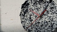 Jam dinding dari S-Lab Clock oleh 4R juga dibentuk dari plastik daur ulang. Mulai dari proses hingga prakitan diselesaikan di rumah sehingga sang designer dapat mengontrol warna, pola dan tekstur dari jam tersebut. Istimewa/Inhabitat.