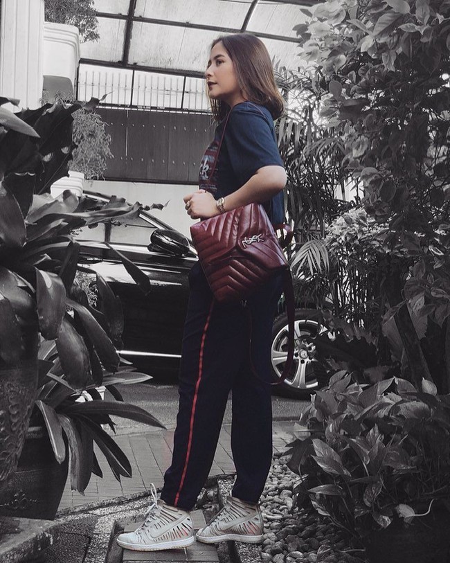 Prilly tampil casual ke kampus dengan sneakers Nike dan tas ransel dari brand Saint Laurent seri Loulou seharga 1.350 Euro atau sekitar Rp 22,6 juta. Foto: Instagram/prillylatuconsina96