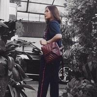 Prilly tampil casual ke kampus dengan sneakers Nike dan tas ransel dari brand Saint Laurent seri Loulou seharga 1.350 Euro atau sekitar Rp 22,6 juta. Foto: Instagram/prillylatuconsina96