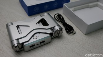 Tak banyak perintilan yang diberikan. Di dalam kotak kemasan, terdapat buku panduan dan juga kabel USB. Foto: Muhammad Ridho/Teks: Muhammad Alif Goenawan. 