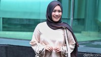 Pedangdut senior itu, kini mantap berhijab setelah pulang ibadah haji. Walaupun dulu sedikit ada keraguaan dalam dirinya. Pool/Ismail/detikFoto.