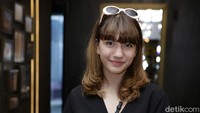 Cassandra Lee tampil serba hitam dengan tas hadiah ulang tahun dari Randy Martin. Pool/Palevi S/detikFoto.