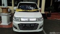 Dua rekan Alung mengumpet di bawah jok mobil. Keduanya muncul saat korban sudah masuk ke dalam mobil. (Foto: Nur Azizah Rizki/detikcom)