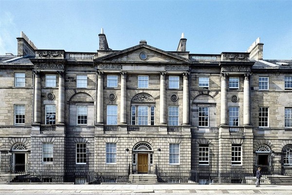 Di sinilah tersimpan gedung-gedung bersejarah dari abad ke-18 yang masih terlihat cantik dan terawat (Visit Scotland)