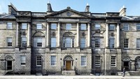 Di sinilah tersimpan gedung-gedung bersejarah dari abad ke-18 yang masih terlihat cantik dan terawat (Visit Scotland)
